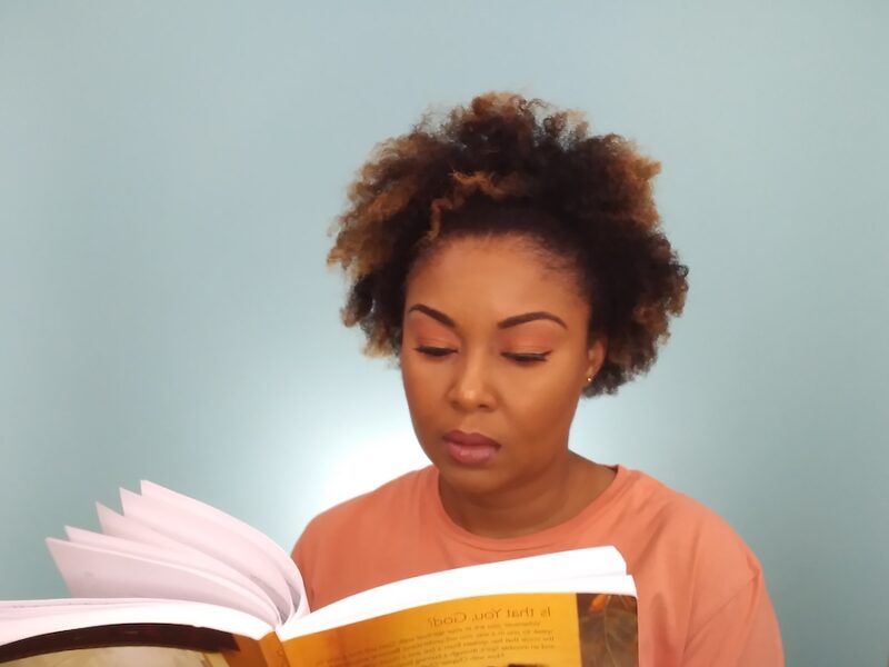 This Bahamian Gyal blogger, Rogan Smith flips through Priscila Shirer's spiritual book, Discerning The Voice of God. 