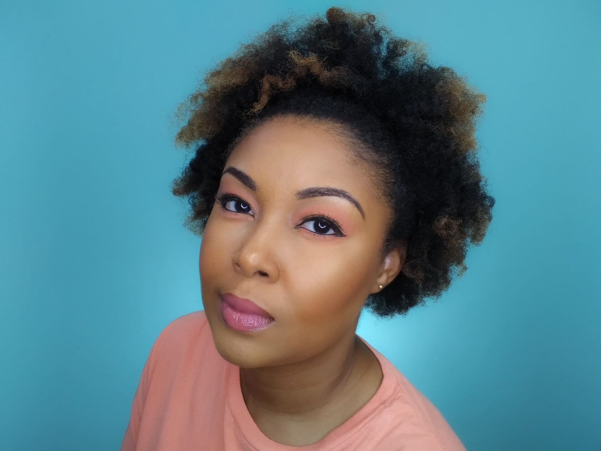 DC blogger, Rogan Smith shows off her makeup look. She is wearing the ELF Peach Squad palette on her eyes. 