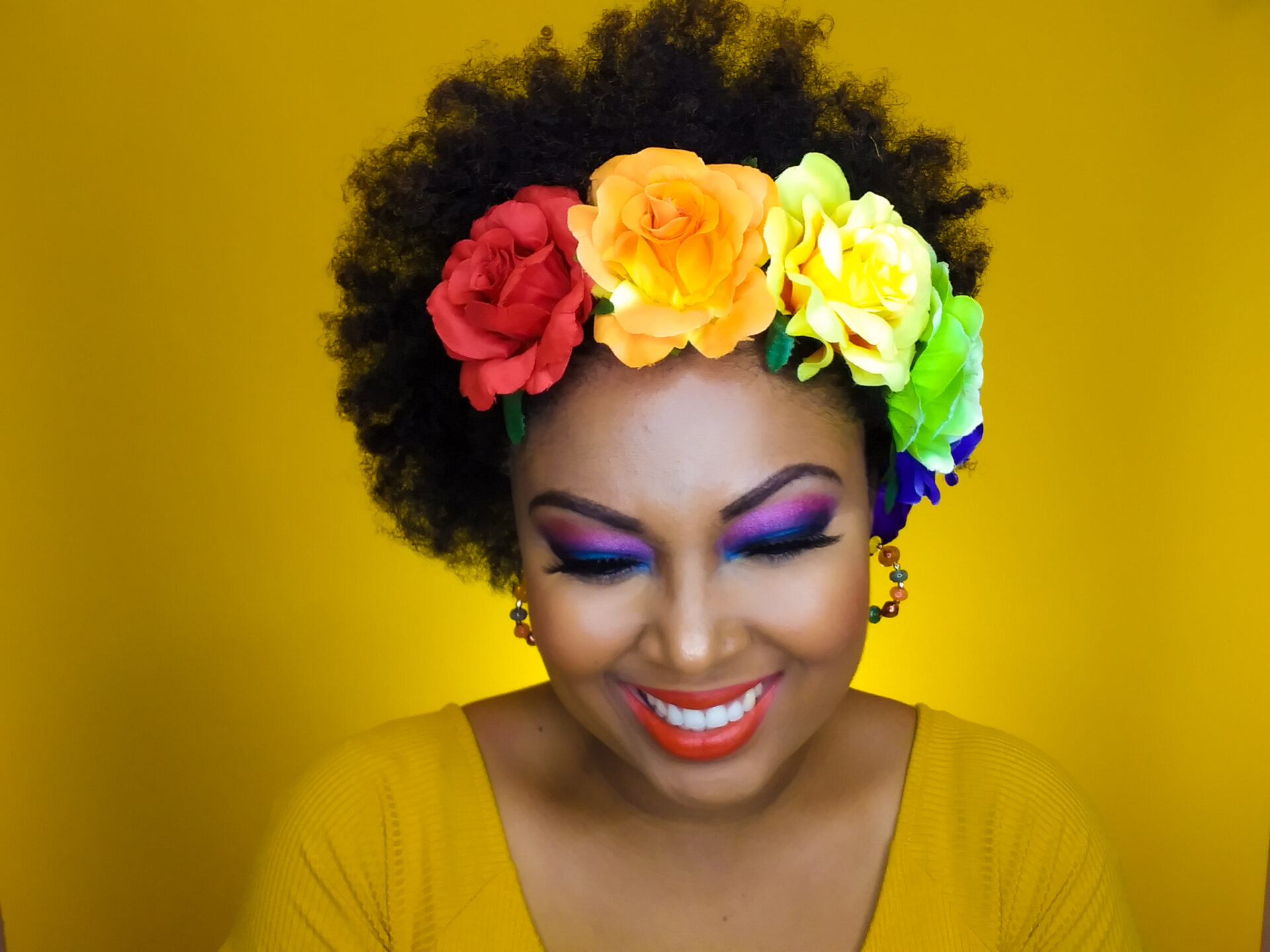 This Bahamian Gyal blogger, Rogan Smith wears bold colours on her eyes and lips.