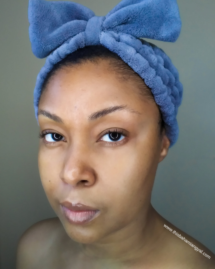Beauty blogger, Rogan Smith wears a blue headband and shows off her clear skin after using the Clearasil Rapid Rescue Deep Treatment face wash.