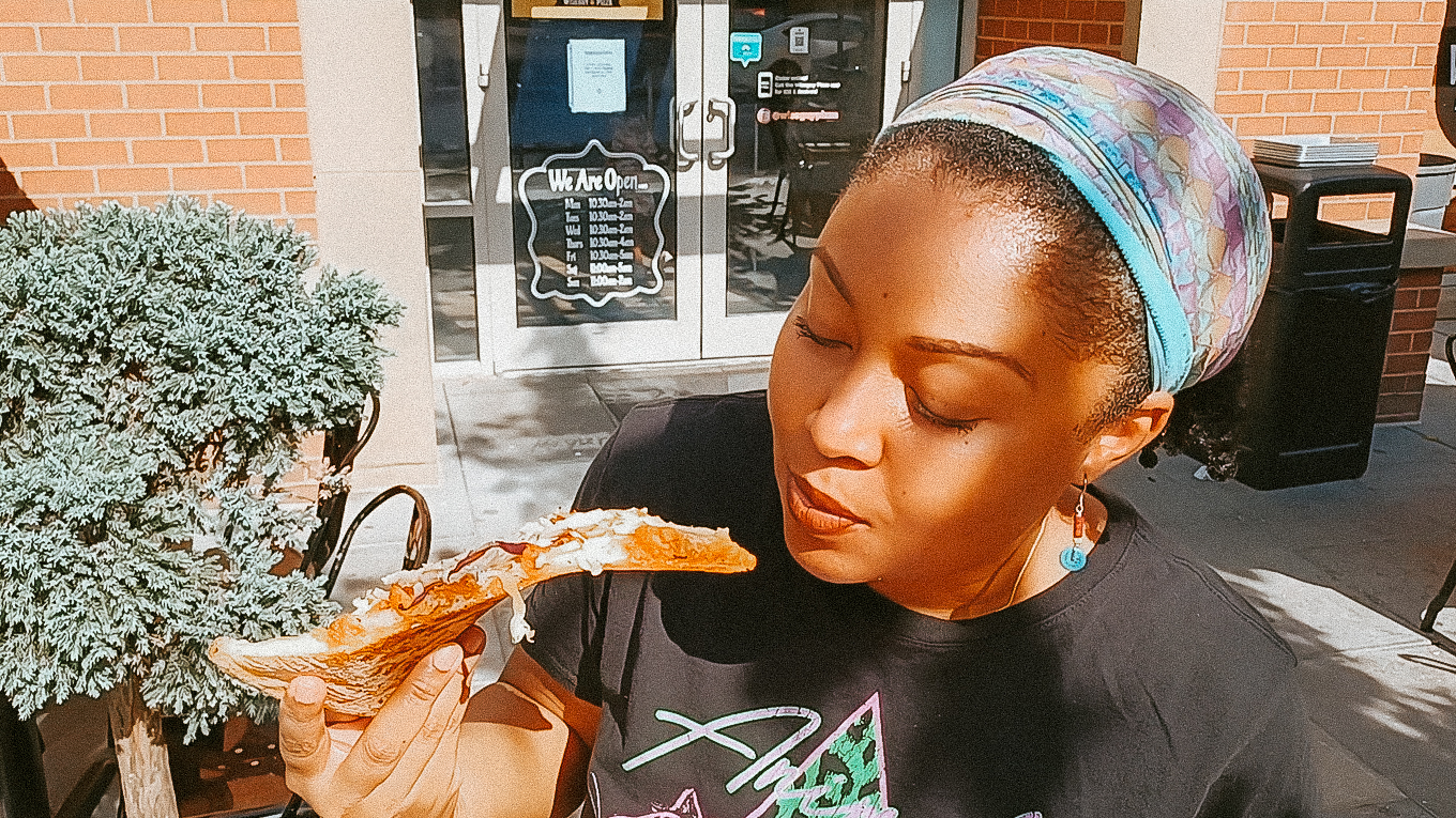 This Bahamian Gyal blogger Rogan Smith gets ready to eat her nashville hot chicken pizza from wiseguy pizza in washington dc