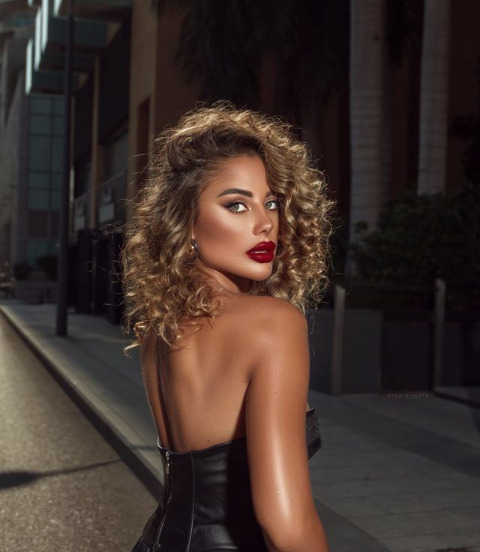 Beautiful Instagrammer Mona Mohamad wears a gorgeous red lipstick
