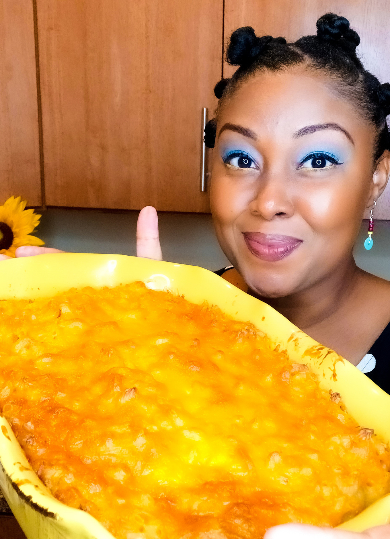 This Bahamian Gyal blogger, Rogan Smith holds a pan of the best Bahamian macaroni recipe ever.