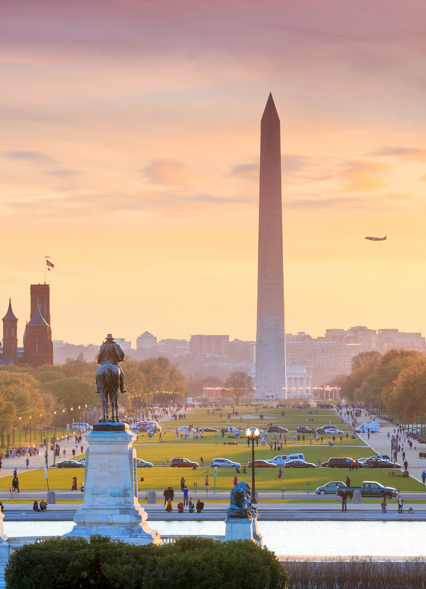 Sunset view of the Washington Monument in Washington DC