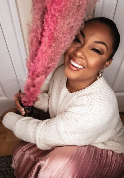 This Bahamian Gyal blogger, Rogan shows her straightened 4c hair courtesy of Studio Chique Salon as she smiles for the camera