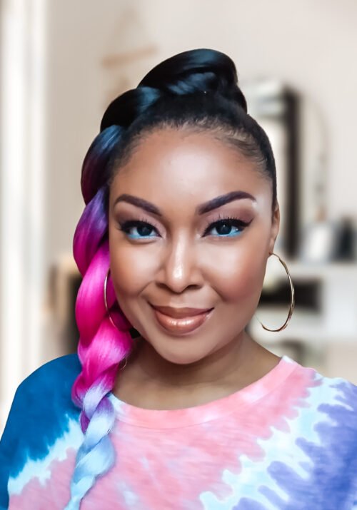 This Bahamian Gyal Blogger Rogan wears a pastel-coloured Jumbo Braid Ponytail. She is wearing a tie dye pink and blue pattern shirt