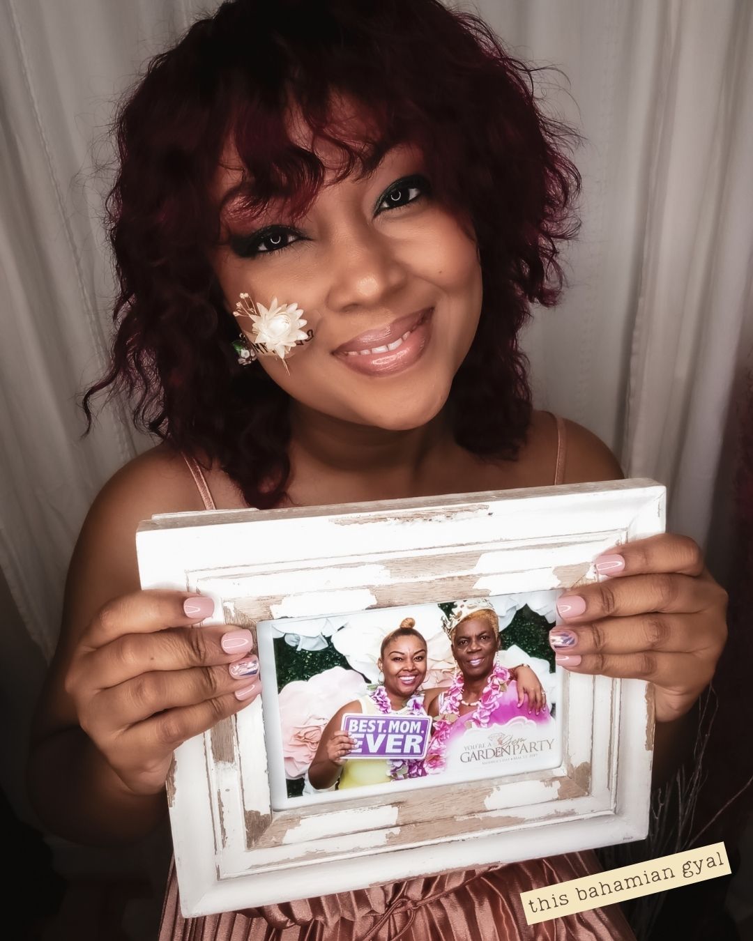 Washington DC blogger, Rogan Smith smiles as she holds up a picture of her and her mum in a whitewashed picture frame