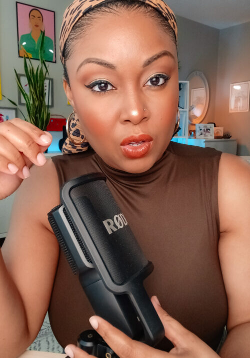 This Bahamian Gyal blogger, Rogan sits in front of a RODE microphone.